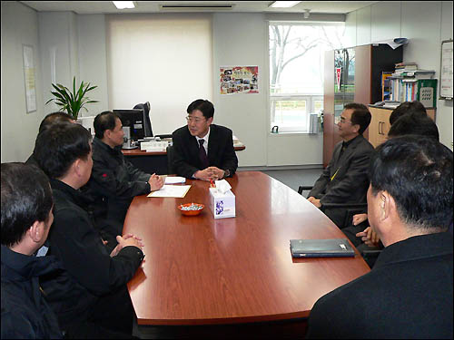 3개대학 노조 대표단이 행정도시건설청 강권중 기반시설본부장(가운데)을 만나 항의서한을 전달하고 있다. 